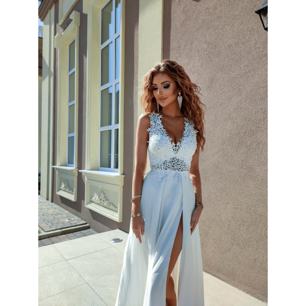 abito lungo bianco con pizzo da sposa